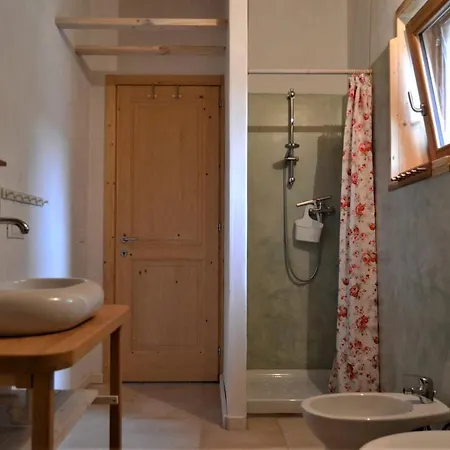 Strohballenhaus Valle Delle Rose * Barchi